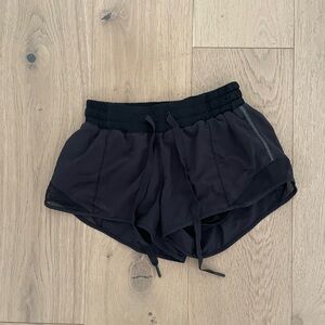 Lululemon black hotty hot mid rise shorts lined 2.5” size 4